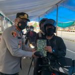 Polisi Imbau Pemudik Tak Bawa Banyak Barang dan Bagikan Bekal Mudik Saat Antre di Pelabuhan ASDP Ketapang 