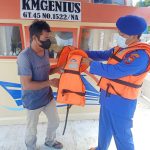 Giat Patroli Pesisir Dan Pembagian Alat Keselematan Kepada Nahkoda Serta Abk Klm Genius GT. 45 No. 1522/NA