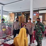 Kapolsek Rogojampi Beserta Jajaran Giat Pantau Vaksinasi di Desa Bomo