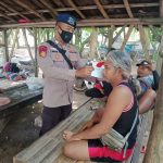 Kanit Satpolairud Pancer Bripka I Wayan Wedhana melaksanakan kegiatan sambang dan pemantauan