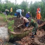 Babinsa Lakukan Kerja Bakti Buat Jembatan Guna Kemajuan Desa Binaan