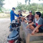 Bripka I Wayan Wedhana Melaksanakan Giat Patroli Prokes di Pesisir Pantai Pelabuhan Pancer
