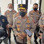 Kapolda Jatim Menjenguk Anggota Sabhara yang Terkena Lemparan Batu Saat Pengamanan Laga Persahabatan Persebaya Bertemu Persis Solo