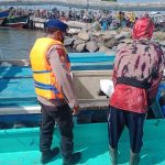 Bripka I Wayan Wedhana  Melaksanakan Giat Pengecekan Isi Barang Kapal