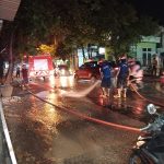 Dinas Damkar Bojonegoro Bersihkan Ceceran Tanah Di Jalan Pemuda Dan Jalan Basuki Rahmat