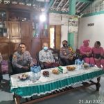 Kapolsek Widang Dampingi Tim Anjangsana Polres Tuban Kunjungi Rumah Anggotanya