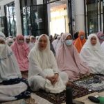 Bupati Anna Mu’awanah Bersama Warga Menunaikan Sholat Idul Adha di Masjid Baiturrohman Islamic Centre