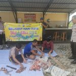 Polisi Tuban Bagikan Daging ke Warga Kurang Mampu, Potong Hewan Kurban