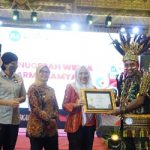 Bupati Anna Mu’awanah Terima Penghargaan Widya Wiyata Dharma Samya, Konsisten Tingkatkan Pendidikan