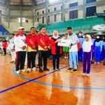 Bupati Anna Mu’awanah Serahkan Bonus Bagi Peraih Medali Porprov Jatim