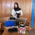 Penyandang Disabilitas Tekun Bikin Tas Rajut Kini Banjir Pesanan, Nia Sari