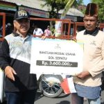 Dukung Pengembangan Skill Warga Miskin Produktif, Baznas Tuban Serahkan Gerobak Sol Sepatu