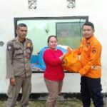 BPBD Bojonegoro Asesmen Dampak Angin Kencang di Sugihwaras, Beri Bantuan Sembako