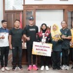 Mas Bupati Serahkan Reward Untuk Candra Marimar Peraih Medali Perak Cabor Gulat Sea Games Kamboja 2023
