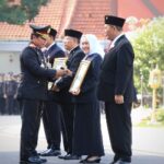 Dukung Pelayanan Polri, Bupati Bojonegoro Raih Penghargaan Tan Hana Dharma Mangrwa