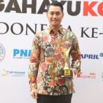 Ketua Dekopin RI Serahkan Penghargaan Pembina Koperasi Andalan Kepada Bupati Tuban, Dorong Optimalisasi Potensi Unggulan Daerah