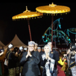 Pj. Bupati Bojonegoro Adriyanto menyapa masyarakat pada Acara Grebeg Berkah di Alun – alun Bojonegoro