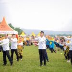 Mas Bupati Tari Miyang Bersama Ribuan Masyarakat Rengel Dalam Festival Bengawan