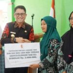 Pemkab Bojonegoro Salurkan BLT DBHCT dan Bansos Penanganan Kemiskinan Ekstrem di Padangan