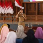 Mas Bupati Serahkan Bantuan 200 Mesin Jahit Dan 200 Gerobak Dorong