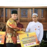 Mas Bupati Serahkan Hibah Untuk 249 Lembaga