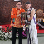 Delegasi 8 Negara Bertukar Cinderamata di Ajang B-TIFF dengan Pj Bupati Bojonegoro