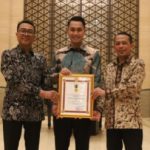 Bupati Tuban Dianugerahi Tanda Jasa Bakti Koperasi Dan UKM Oleh Menteri Koperasi Dan UKM RI