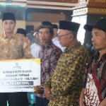 Mas Bupati Serahkan Bantuan BPJS Ketenagakerjaan Kepada 1.120 Imam Musala