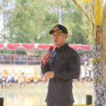 Mas Bupati Nyebur Di Empang Bersama Warga Pada Festival Gogo Ikan