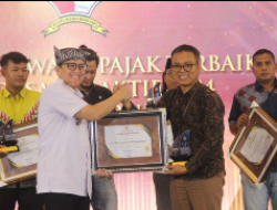 Pj Bupati Bojonegoro Beri Penghargaan Wajib Pajak Terbaik, Dorong Pendapatan Daerah Non Migas