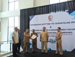Pj Bupati Bojonegoro Serahkan Mobil Layanan Samsat Keliling dan SPPT PBB-P2, Target Peningkatan PAD