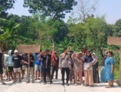 Jalan Rusak dan Tak Ada Kontribusi, Warga Desa Tluwe Soko Tuban Blokir Akses Tambang Kuarsa
