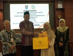 PEMKAB TUBAN DORONG PENGEMBANGAN POTENSI GENERASI MUDA : WABUP SERAHKAN PENGHARGAAN KEPADA JUARA 2 AKSI INDOSIAR 2025