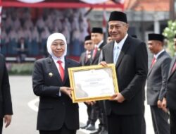 PEMKAB TUBAN RAIH JUARA III JDIH SE-JATIM, WABUP JOKO SARWONO TERIMA PENGHARGAAN DARI GUBERNUR