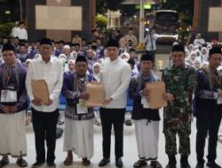 BUPATI TUBAN BERANGKATKAN JEMAAH CALON HAJI KLOTER 68 : JAGA KESEHATAN DAN KHUSYUK DALAM BERIBADAH