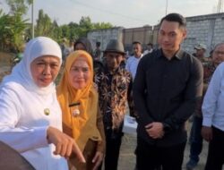 DORONG PRODUKTIVITAS DAN PEMERATAAN, GUBERNUR JATIM SERAHKAN 15 UNIT ALSINTAN KE PETANI TUBAN