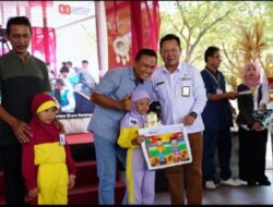 41 AYAH DAMPINGI ANAK IKUTI LOMBA MEWARNAI