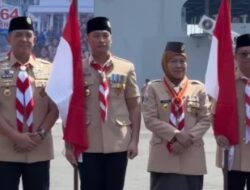 MAS BUPATI LINDRA TERIMA BENDERA MERAH PUTIH DI APEL HARI PRAMUKA KE-64 JAWA TIMUR