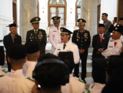 MAS BUPATI LINDRA APRESIASI PASKIBRAKA YANG SUKSES KIBARKAN MERAH PUTIH DI HUT KE-80 RI