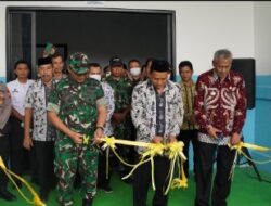 WABUP TUBAN DAN DANDIM 0811/TUBAN RESMIKAN SPPG GESIKHARJO UNTUK PERKUAT PEMENUHAN GIZI PELAJAR