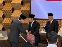 MAS BUPATI LINDRA SERAHKAN SK PENSIUN, APRESIASI PENGABDIAN ASN