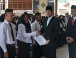 MAS BUPATI LINDRA SERAHKAN SK PENGANGKATAN PPPK TAHAP 2, TEKANKAN PENGABDIAN DAN INOVASI ASN
