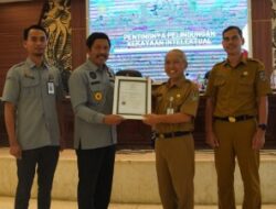 KAKANWIL KEMENKUMHAM JATIM SERAHKAN KEKAYAAN INTELEKTUAL KOMUNAL KE PEMKAB TUBAN, 17 INOVASI DAERAH RESMI TERCATAT HAK CIPTA