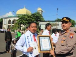 Kapolres Tuban Memberikan Penghargaan Kepada Anggota Yang Berprestasi Dalam Melaksanakan Tugas