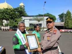 Kapolres Tuban Memberikan Penghargaan Kepada Anggota Yang Berprestasi Dalam Melaksanakan Tugas