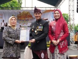 KADO INDAH PADA HARI JADI TUBAN 732, MAS BUPATI LINDRA : MARI KITA RAWAT BERSAMA