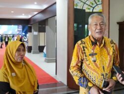 WAKIL BUPATI SERAHKAN PENGHARGAAN LKPM TERBAIK DI FORUM INVESTASI TUBAN TAHUN 2025