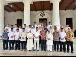 ZIARAH PEMKAB BLORA DI MAKAM TJITROSOMAN, WABUP TUBAN SAMBUT ROMBONGAN DI GEDUNG PUTIH PEMKAB TUBAN