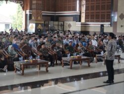 MAS BUPATI LINDRA BERSAMA KEPALA BPN TUBAN DAN KEMENAG TUBAN SERAHKAN SERTIPIKAT TANAH