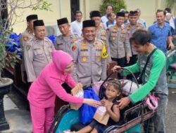 Kapolres Tuban Membagikan Bantuan Sosial ( Bansos ) Kepada Warga